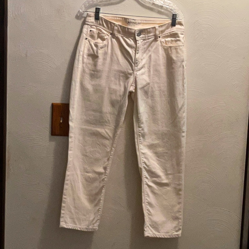 Chico’s Platinum Ankle Jeans. Light Cream color. Size 0. Cool Pocket Design!!